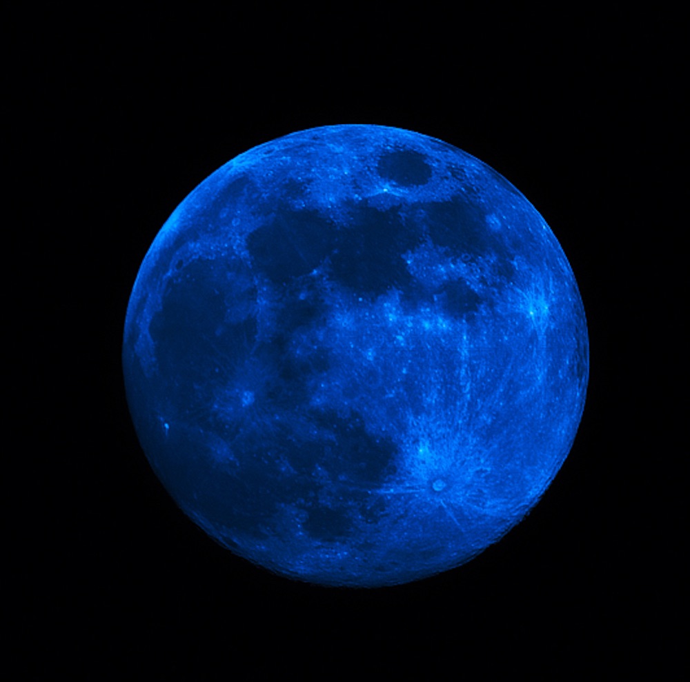 Есть синяя луна. Голубая Луна 2023. Голубая Луна астрономия. Луна в синем цвете. Синия большая Луна.
