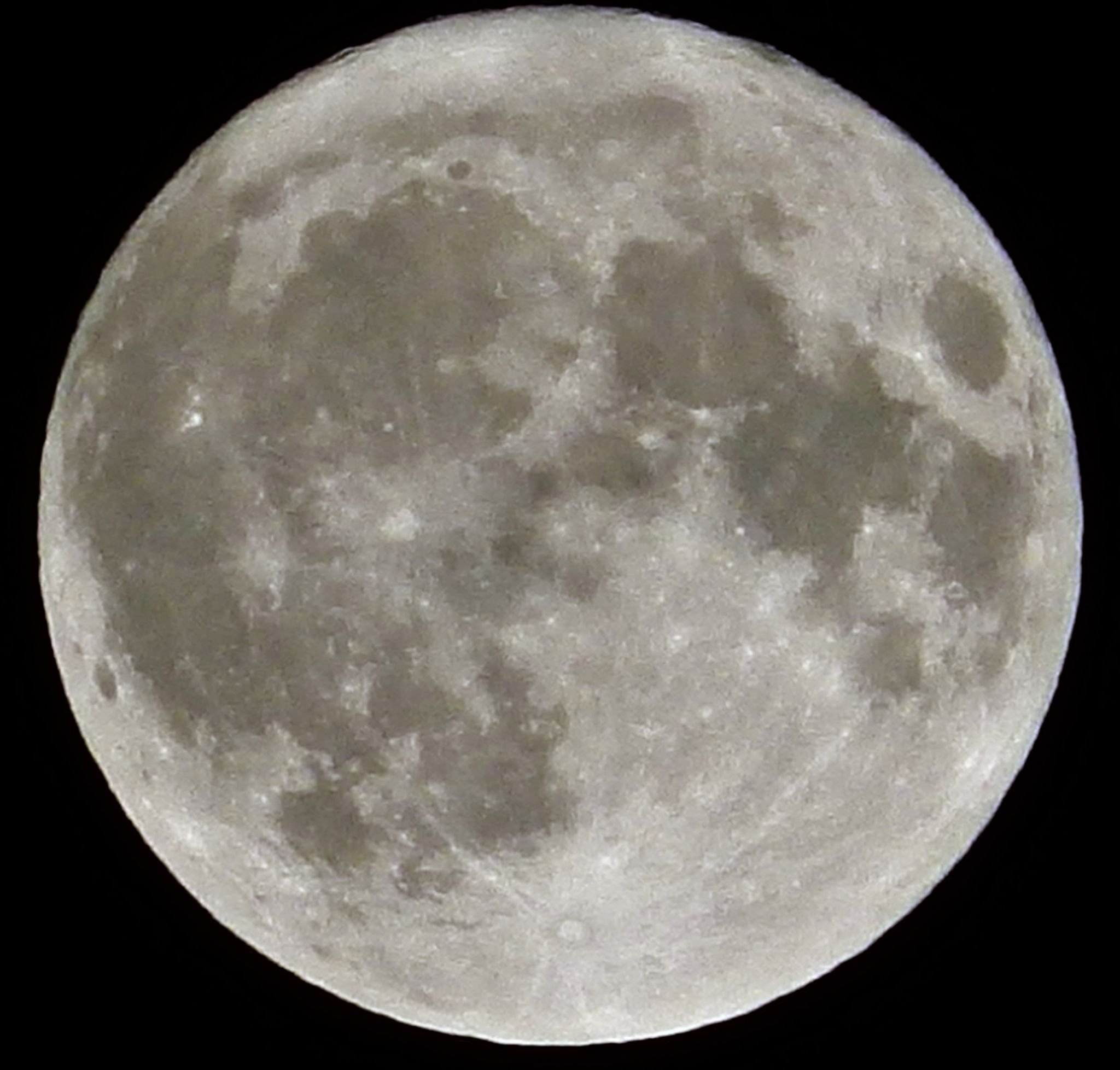 Полнолуния 17. Луна вблизи. Иллюзия Луны. Луна 2015. Луна 6 апреля 2023.